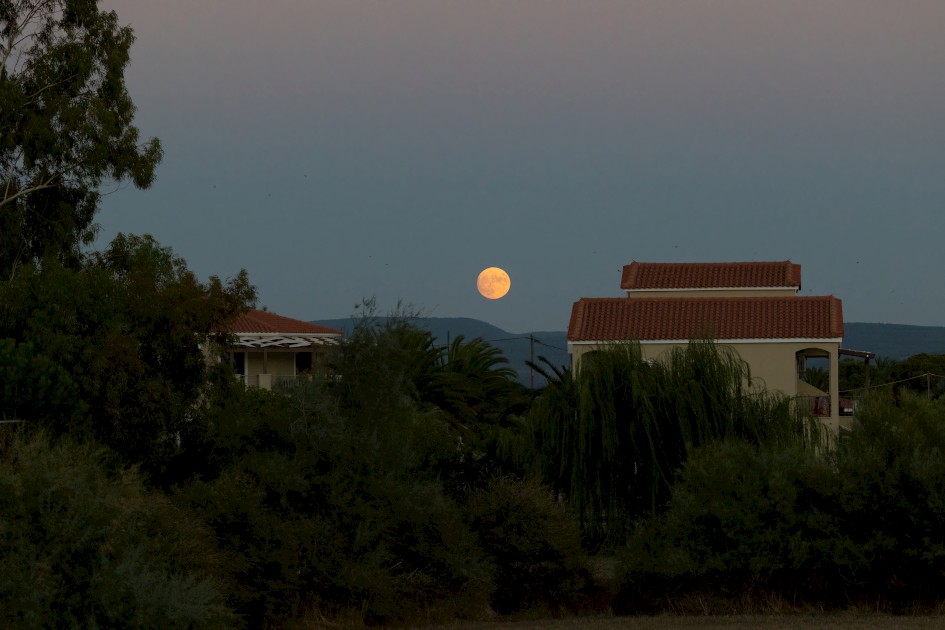 Evening view from the balcony, 1/640 sec, f/7.1, 114 mm, ISO 5000